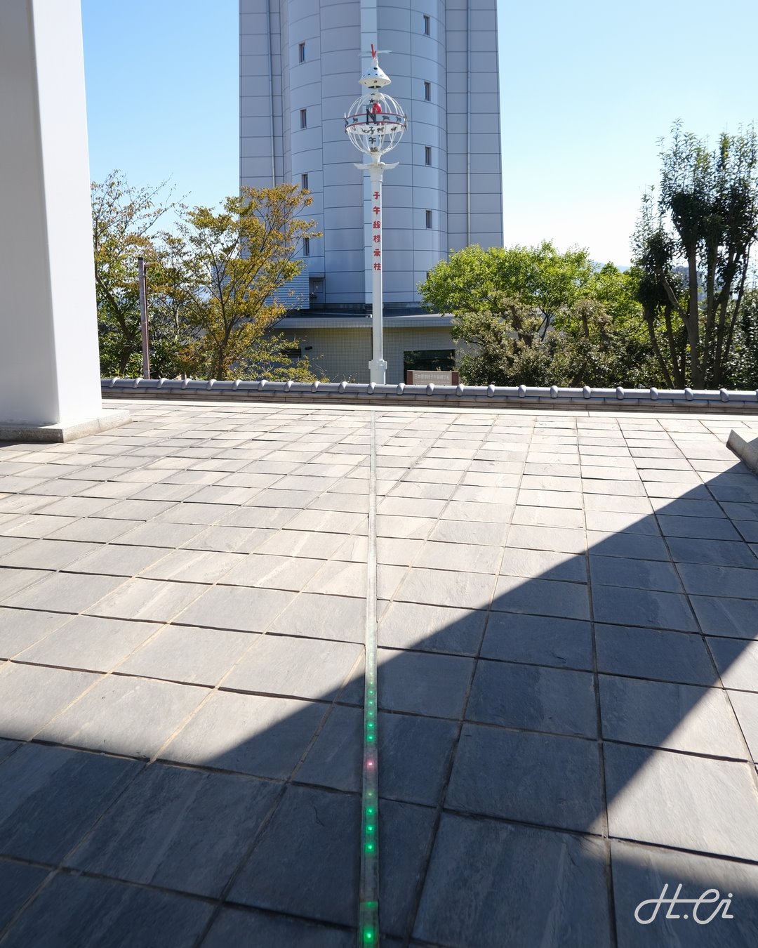 月照寺 子午線を示すLEDライン