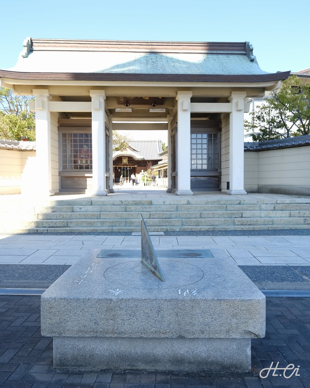 柿本神社前の日時計