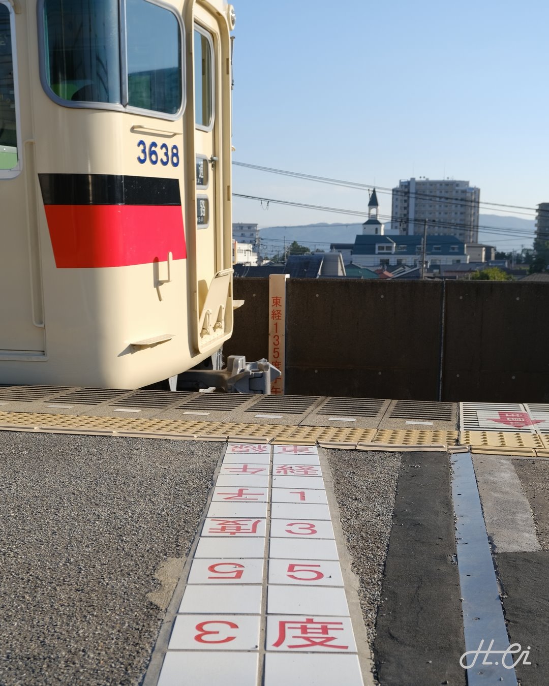 山陽電鉄 人丸前駅ホームの子午線の表示