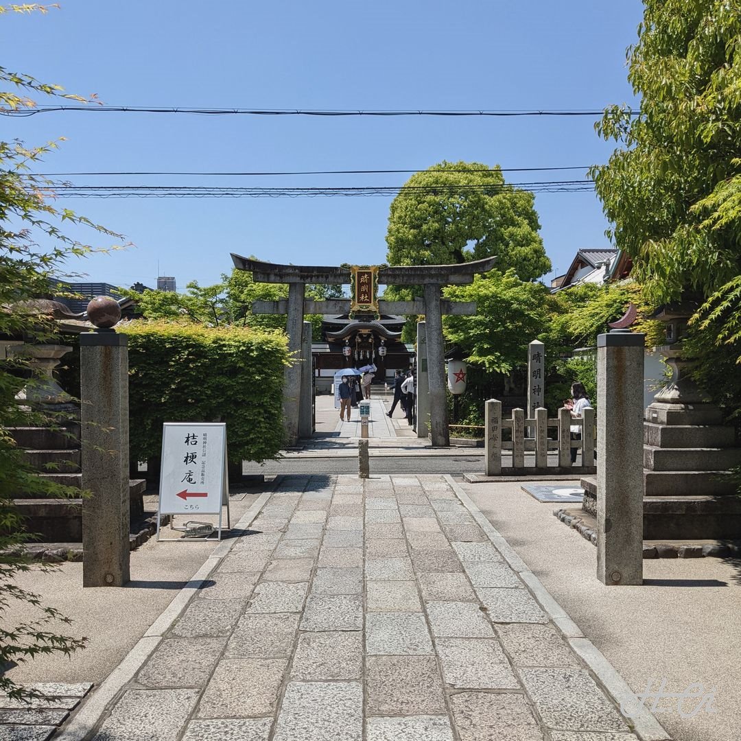 二の鳥居とその前に建つ日月柱（晴明神社）