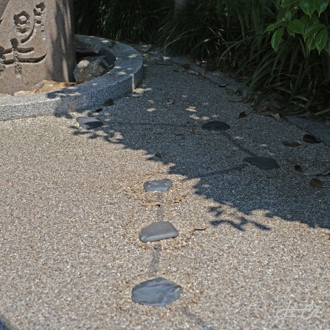 晴明井前に埋め込まれた北斗七星（晴明神社）