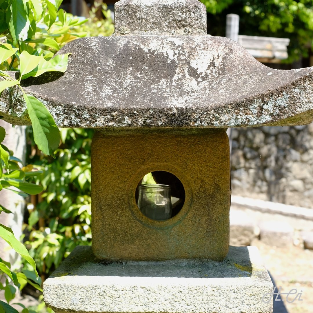 灯篭に彫られた日（太陽）（北野天満宮）