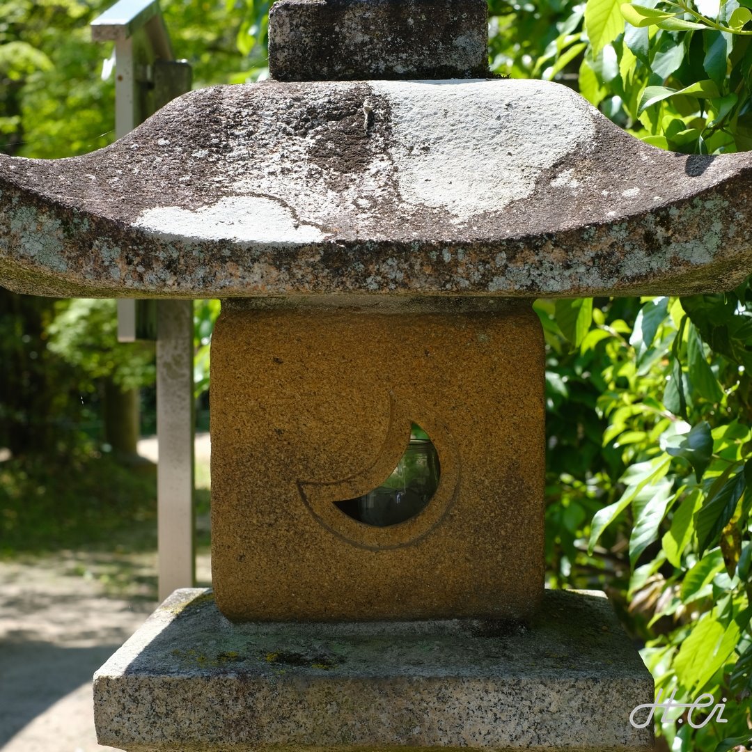 灯篭に彫られた月（北野天満宮）