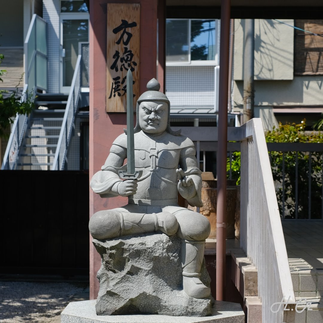 大将軍神半跏像と方徳殿（大将軍八神社）